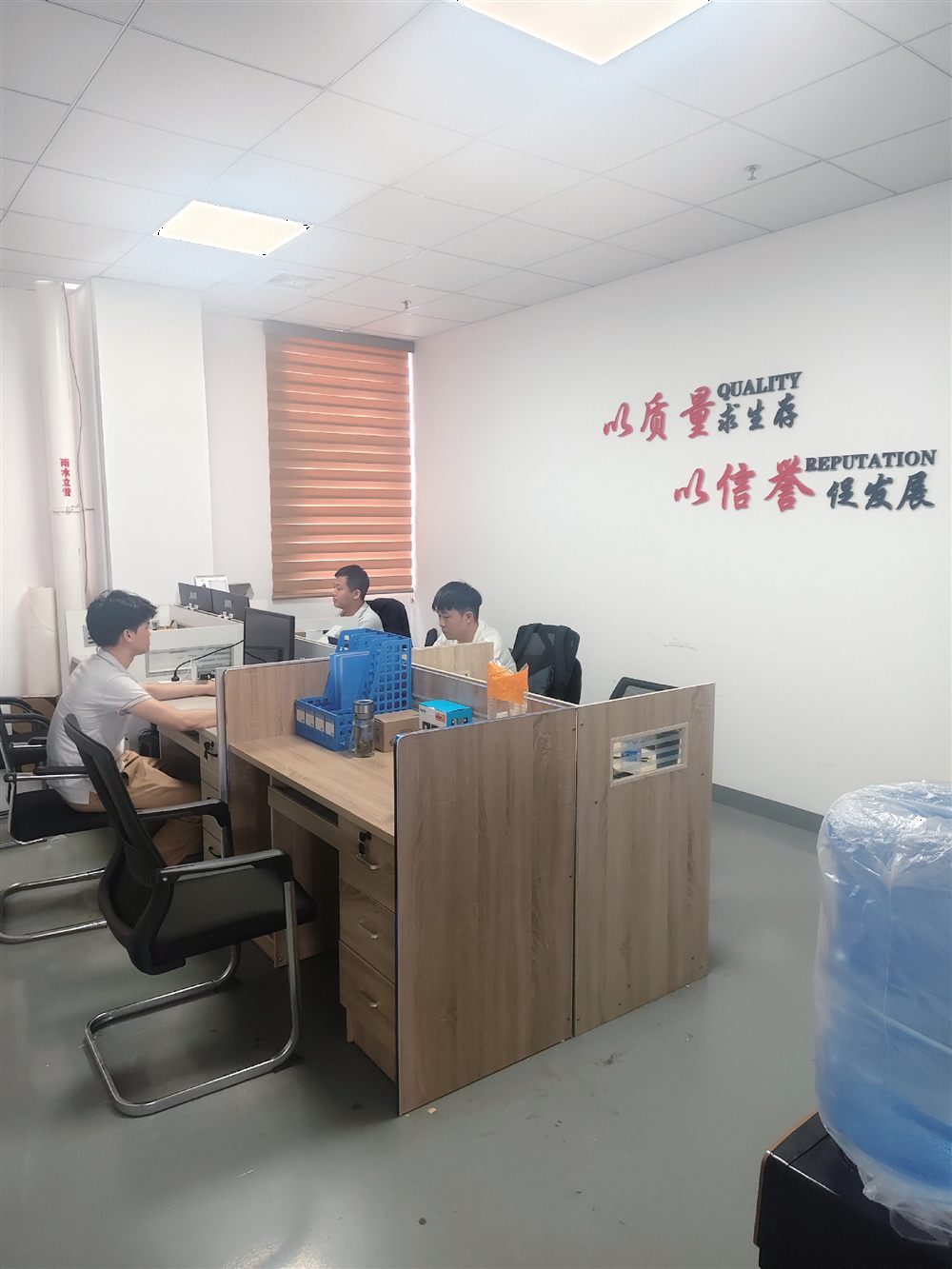 卓越智能研发与办公团队工作场景